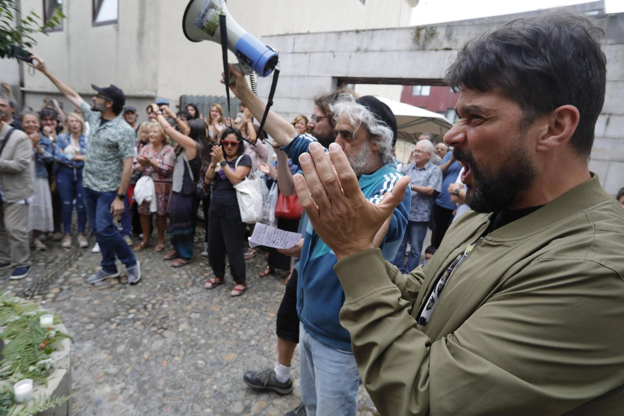 Así fue la despedida y el homenaje de amigos y clientes del Cafetón en Avilés a sus dueños, muertos en León
