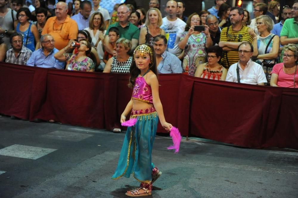 Desfile de Moros y Cristianos por las calles de Mu