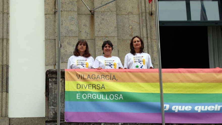 Julia Barbosa, Tania García y Dolores Maquieira en el balcón de Ravella. | Noé Parga