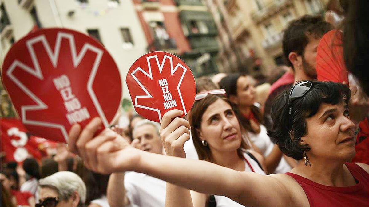 Unas mujeres muestran el símbolo de la campaña contra las agresiones sexistas en Sanfermines durante la manifestación ciudadana.