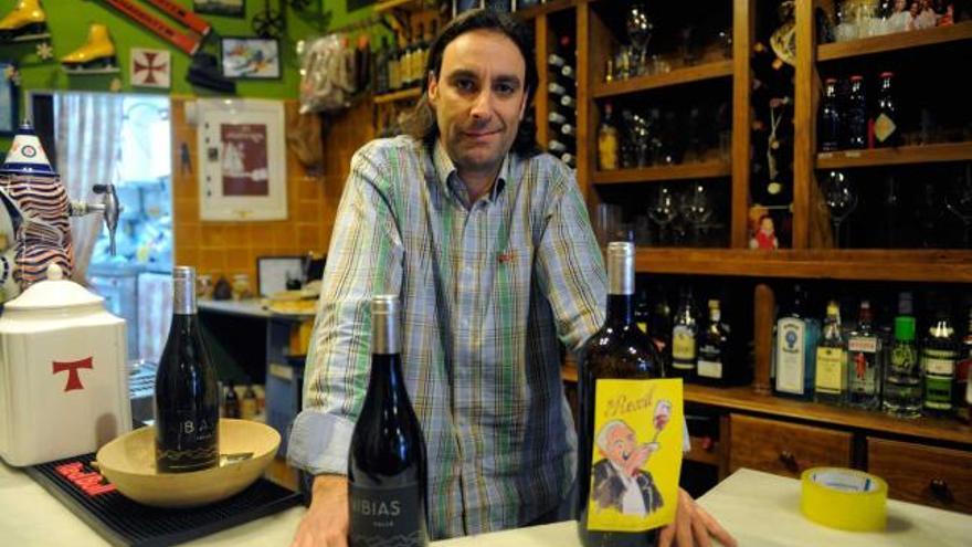 Vicente Merino, en La Moderna, con las dos botellas de los nuevos vinos.