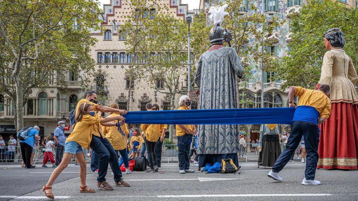 Muestra de cultura popular en paseo de Gracia: preparativos de Geganters.