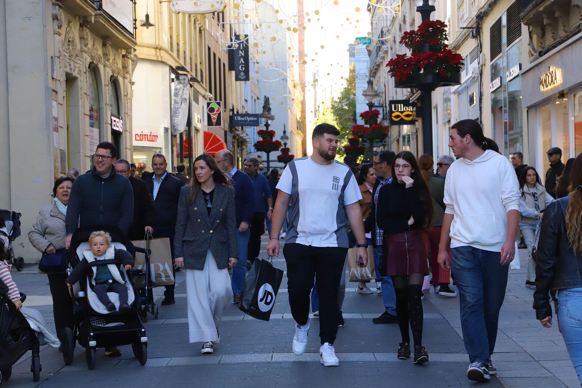 Colas y "mucha venta" en los comercios de Córdoba durante el festivo