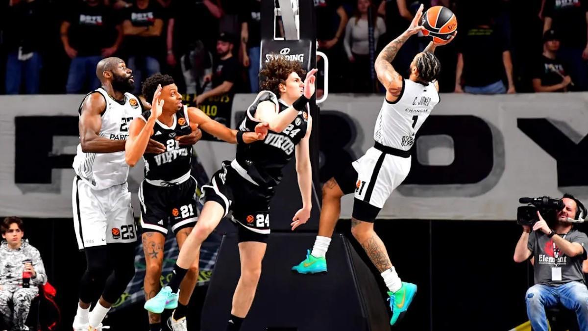 Carlik Jones, en el partido de Euroliga ante la Virtus Bolonia