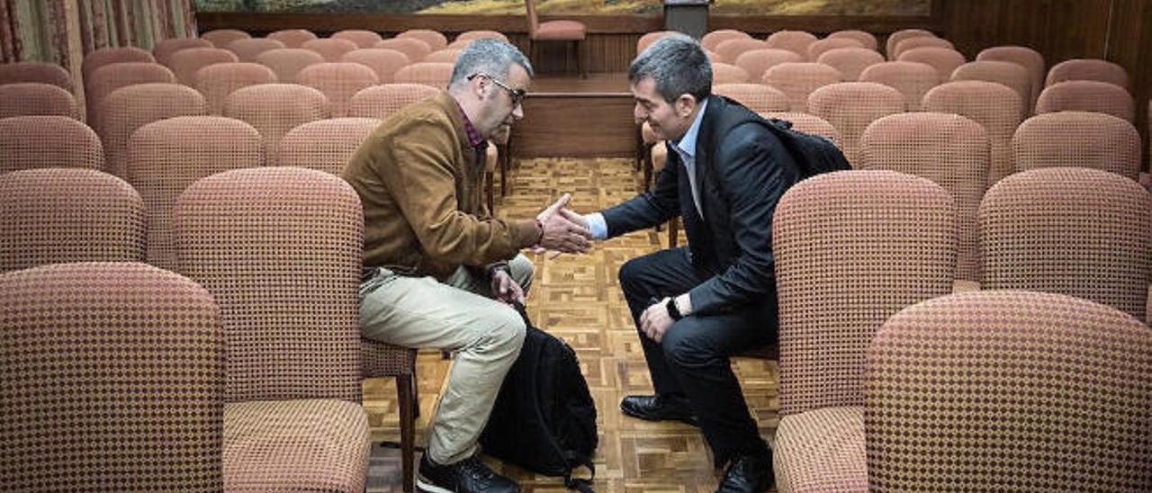 Fernando Clavijo informó de la nueva ley al alcalde de Santa Cruz de La Palma, Sergio Matos.