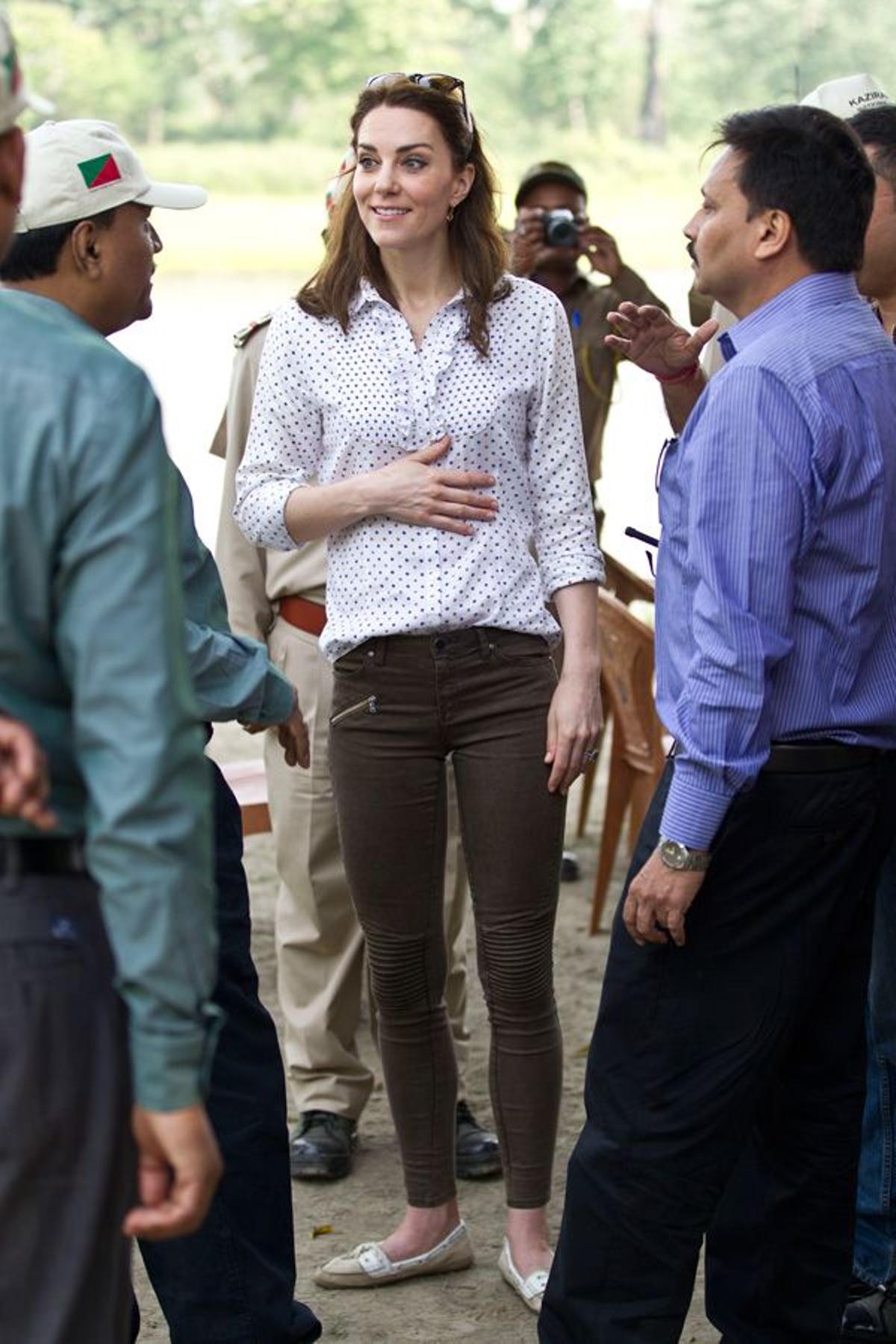 Kate Middleton con pantalones de Zara en India