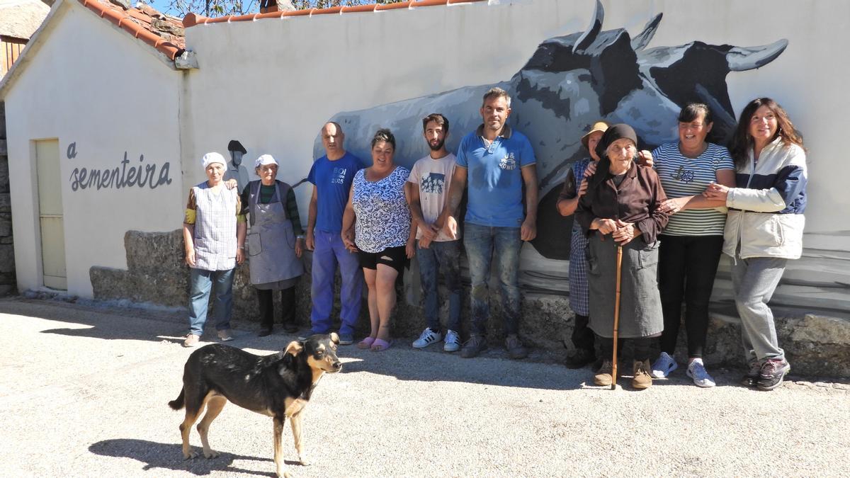 Junto a otro de los murales dedicado a la 'sementeira'.