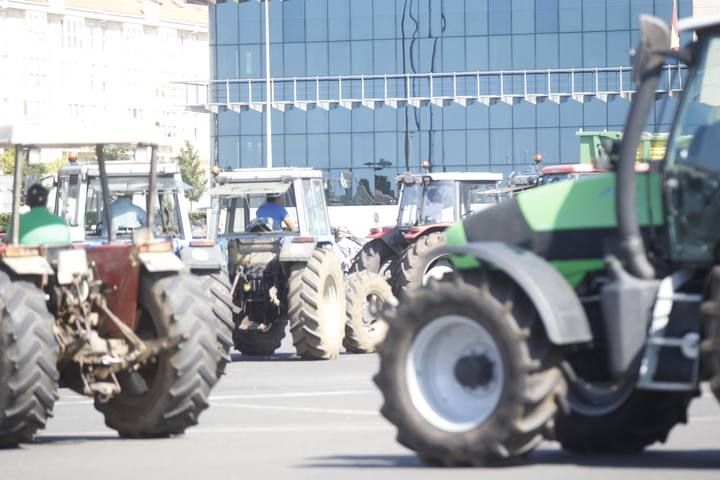 Miles de tractores colapsan Santiago en defensa del sector lácteo