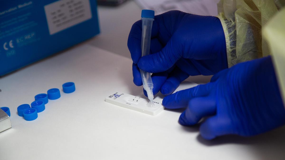 Una sanitària comprova el resultat d&#039;un test d&#039;antigen