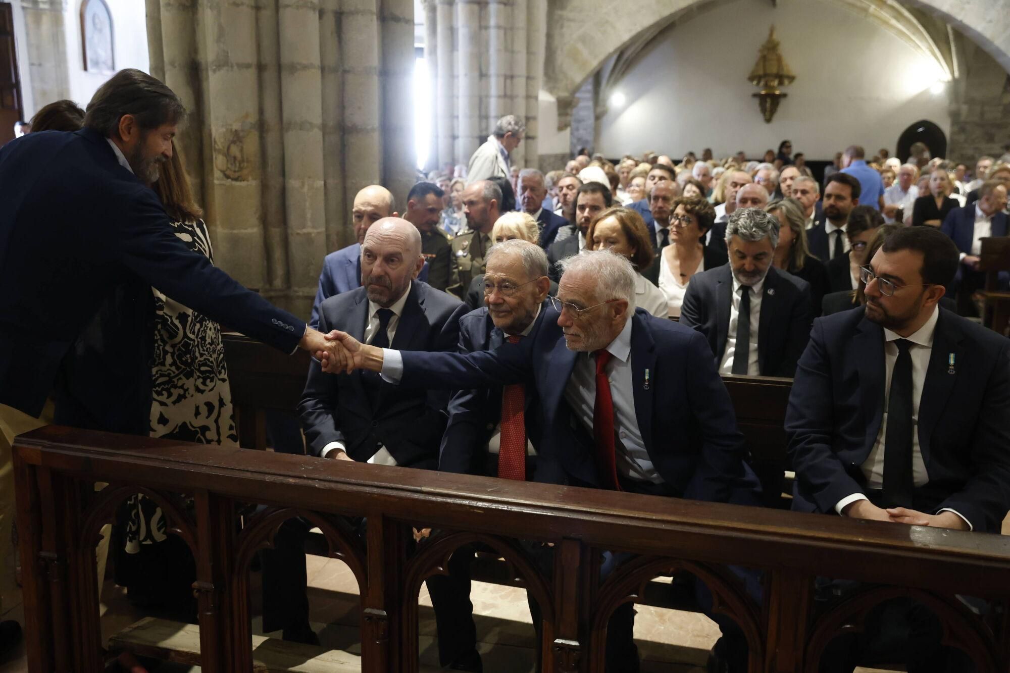 Las imágenes del funeral de Antonio Trevín en la basílica de Llanes.