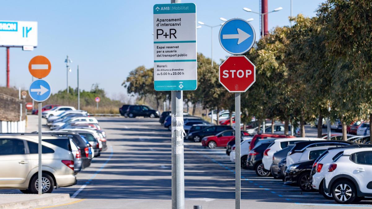 Cartelería del 'park&amp;ride' instalado en la estación de Rodalies de Viladecans