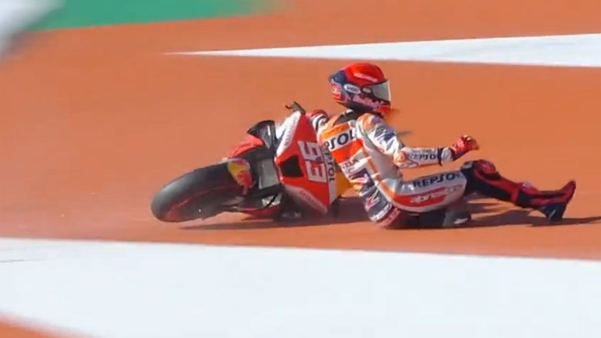 Marc Márquez se ha ido al suelo en la curva Doohan de Cheste