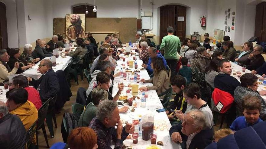 Celebración del magüestu en la sede vecinal de Granda.