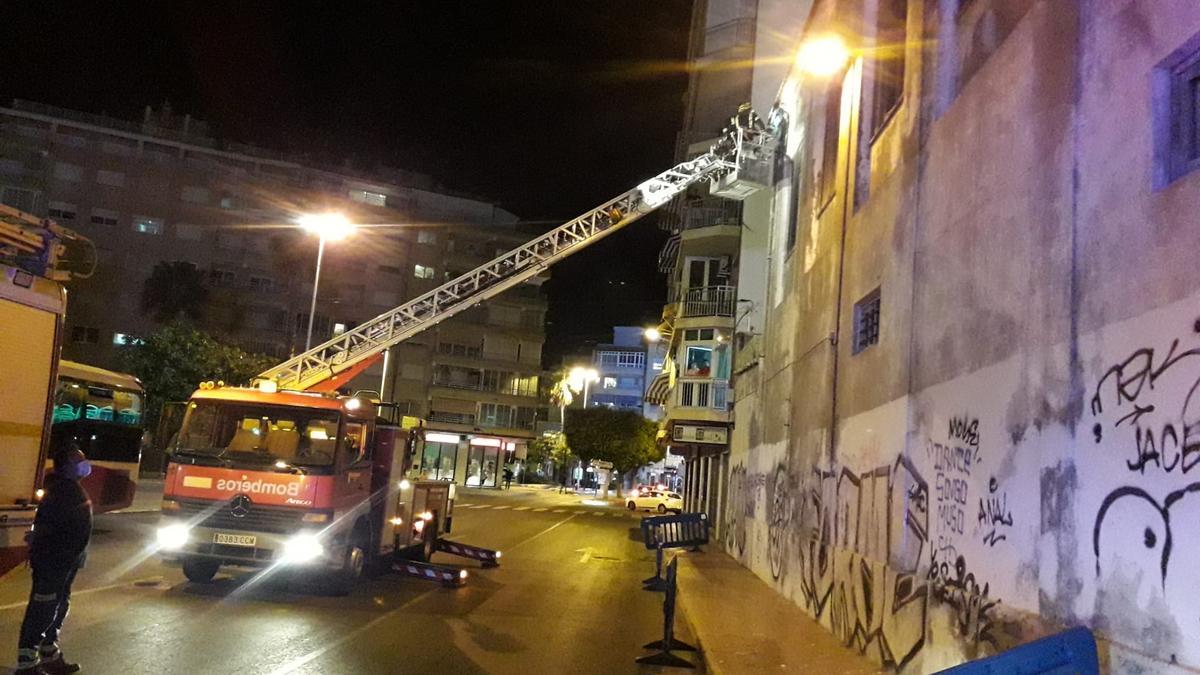 Intervención de los Bomberos de Torrevieja para evitar la caída de cascotes del edificio protegido de la Fábrica de Hielo