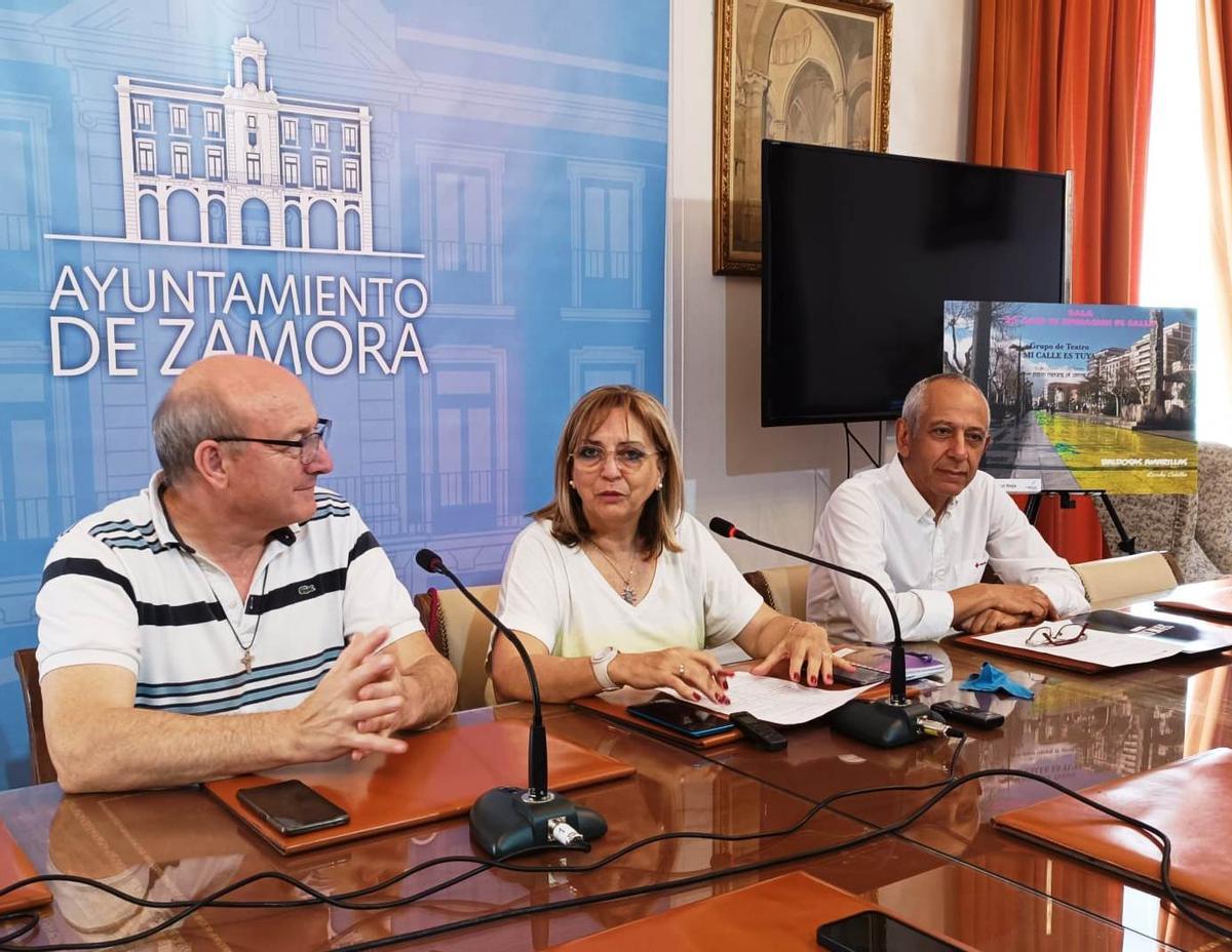 La concejala de Servicios Sociales, Inmaculada Lucas, el director del Centro Menesianos, Justino Santiago, y, a la derecha, el presidente de Cruz Roja Zamora, José Manuel del Barrio.