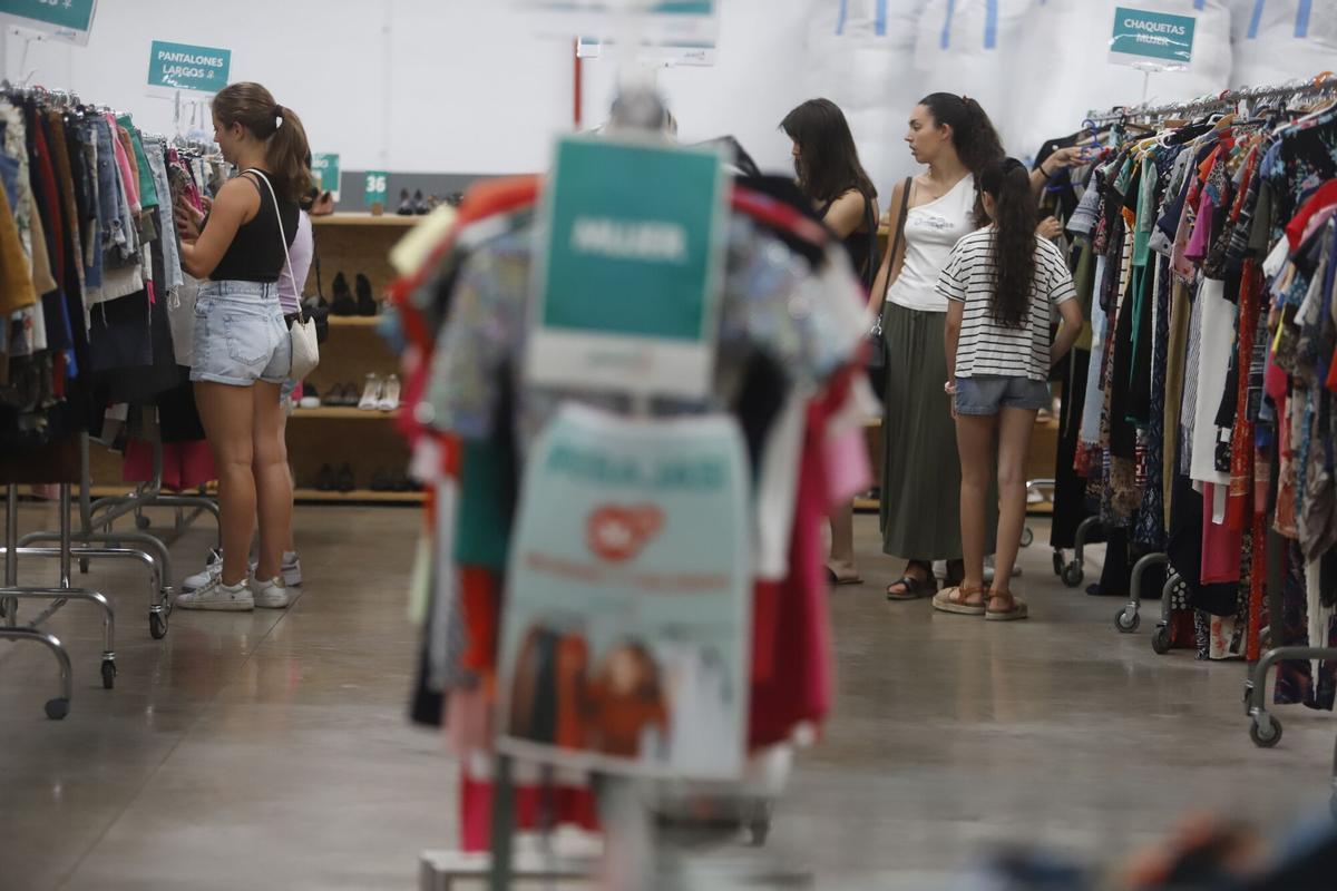 La 'tienda' de Zaragoza con más ropa de segunda mano comienza sus rebajas de verano: descuentos de hasta el 30%: “Nuestra misión es intentar salvar el planeta”