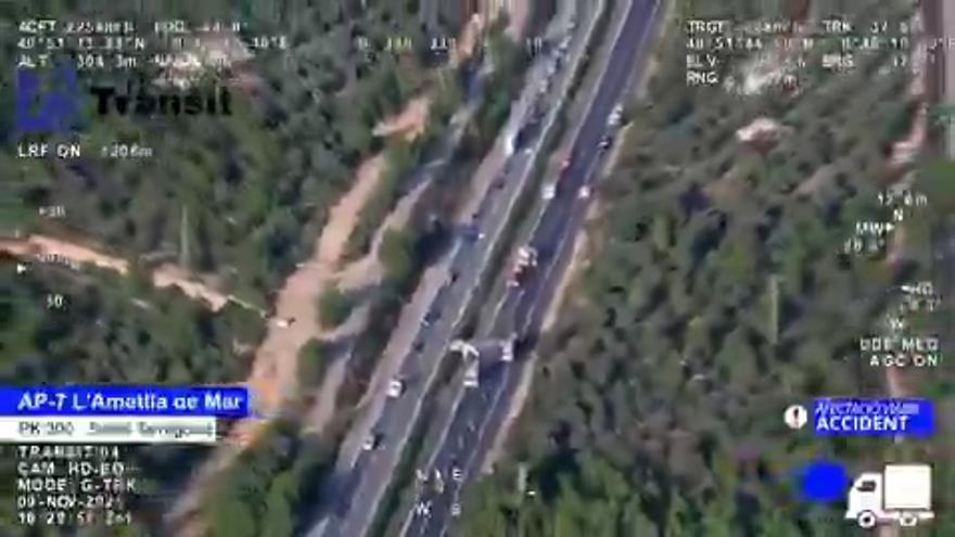 Vídeo | La retirada del camión accidentado el sábado en la AP-7 provoca retenciones de más de 10 kilómetros en Tarragona