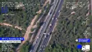 Vídeo | La retirada del camión accidentado el sábado en la AP-7 provoca retenciones de más de 10 kilómetros en Tarragona