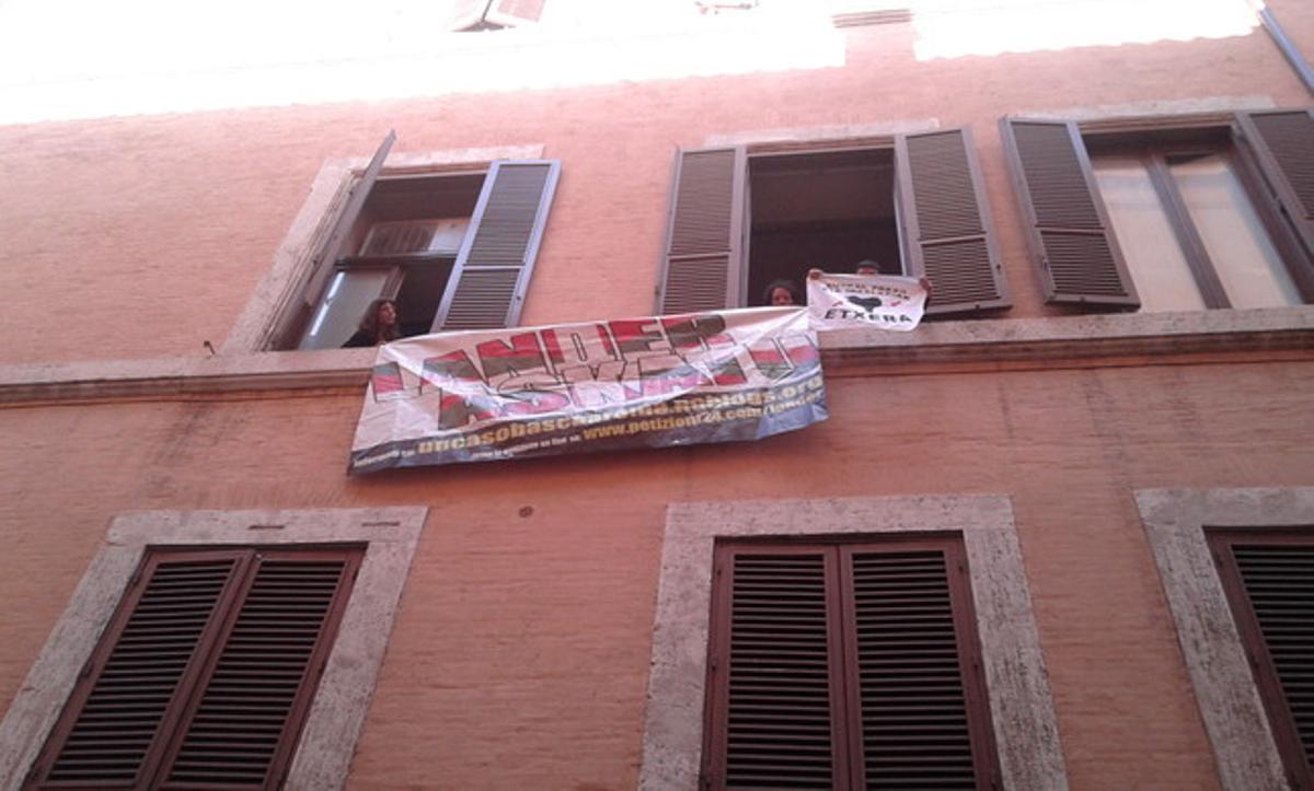 Activistes radicals italians pengen pancartes propresos etarres a les finestres de la seu d’Efe a Roma, aquest dijous. Activistes radicals italians pengen pancartes propresos etarres a les finestres de la seu d’Efe a Roma, aquest dijous.