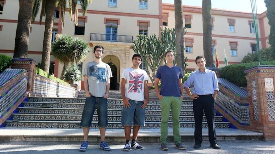 De izquierda a derecha, Nacho Fuentes, Stefano Ureña, Jaime Delgado y Rodrigo Culotta, los responsables de Cómo vencer al sistema, esta semana en el Colegio San Estanislao.
