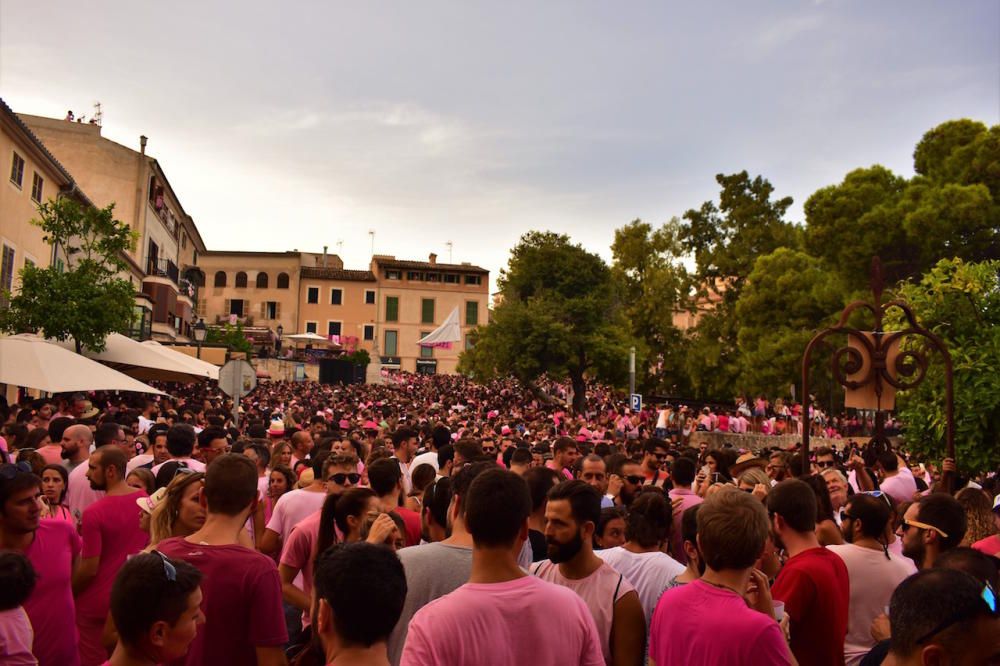 In Anlehnung an eine Dorflegende erfanden die Menschen in Sineu eine Fabelgestalt, halb Stier, halb Teufel, mit einer rosa Blume geschmückt: den Muc. Unter diesem Namen wurde er erstmals 2003 gefeiert. Seither strömen Jahr für Jahr, stets am 14. August, immer mehr rosa bekleidete Anhänger nach Sineu.