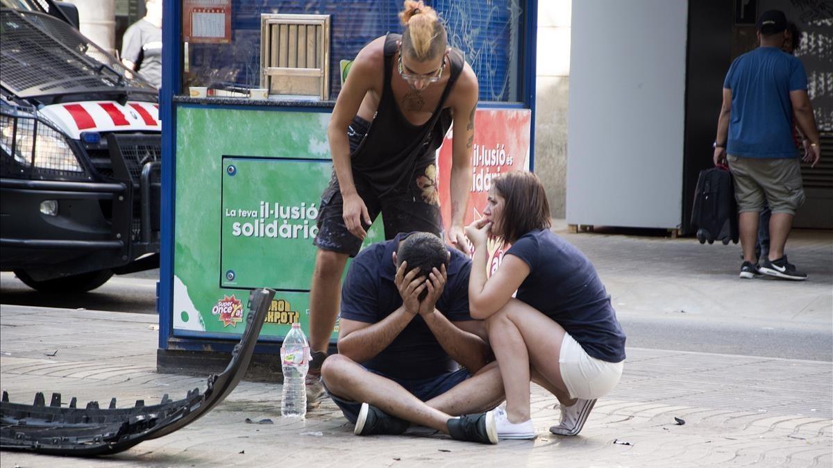 Jóvenes en la Rambla tras el atropello masivo.