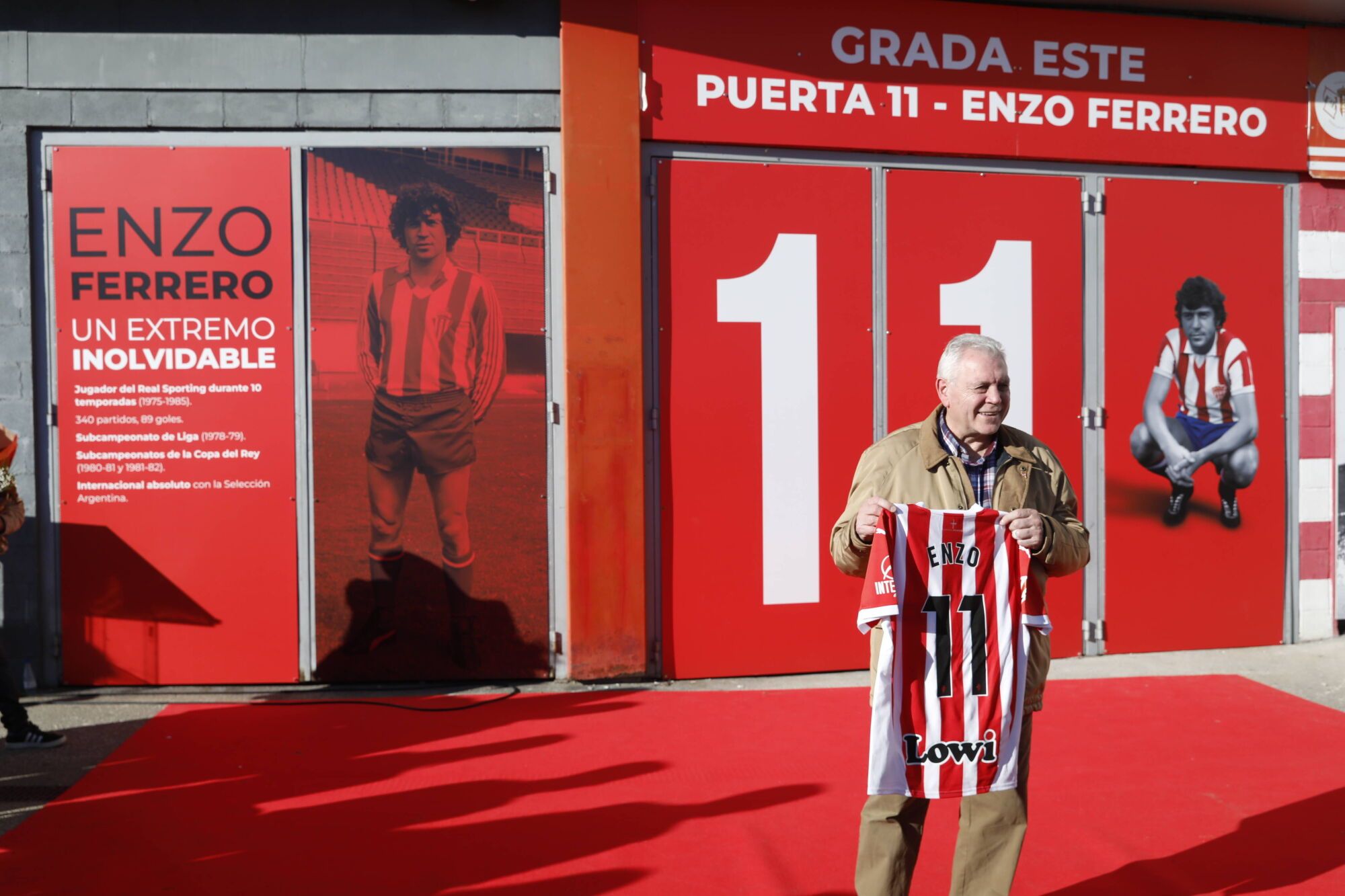 Enzo Ferrero descubre la puerta 11 de El Molinón