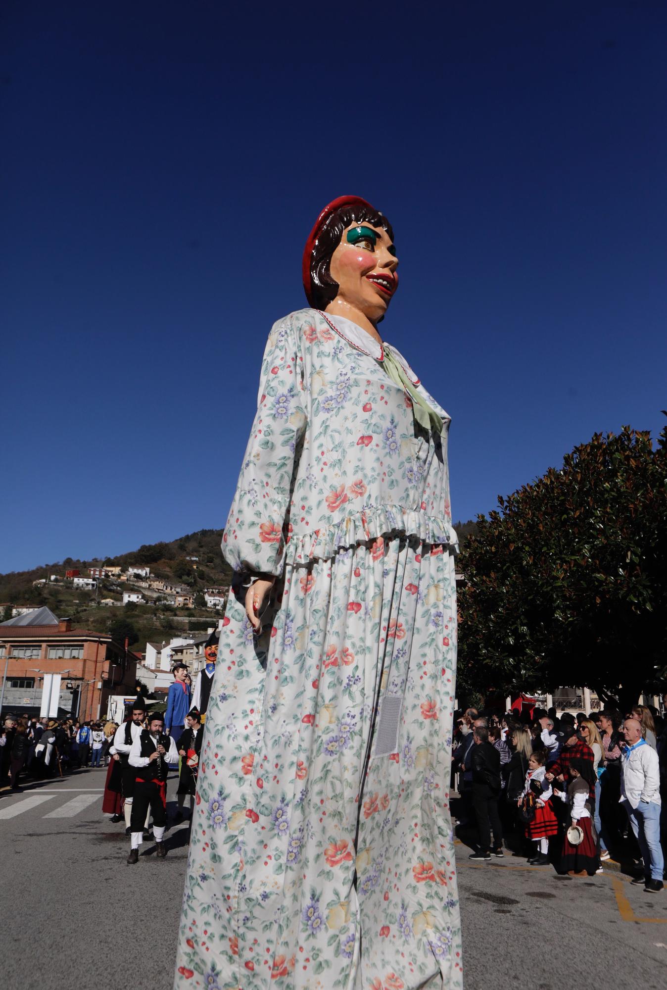 EN IMÁGENES: La localidad allerana de Moreda celebra San Martín, la fiesta de los Humanitarios