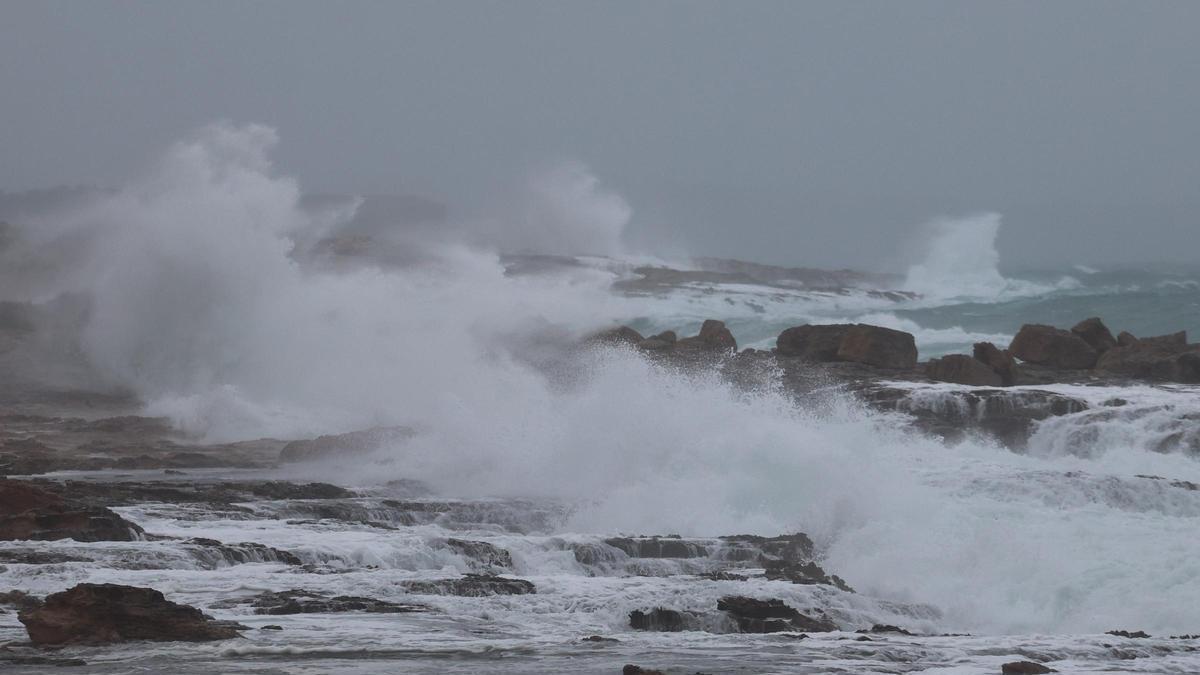 Viento y mala mar en Port des Torrent.