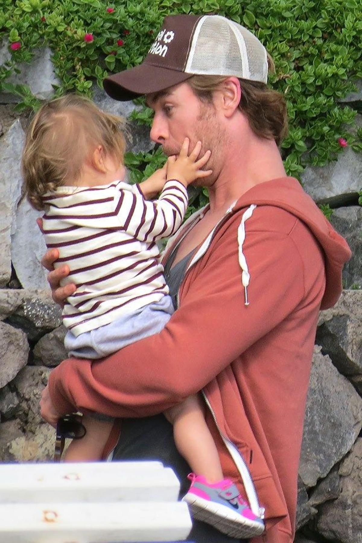 Chris Hemsworth con su pequeña India Rose