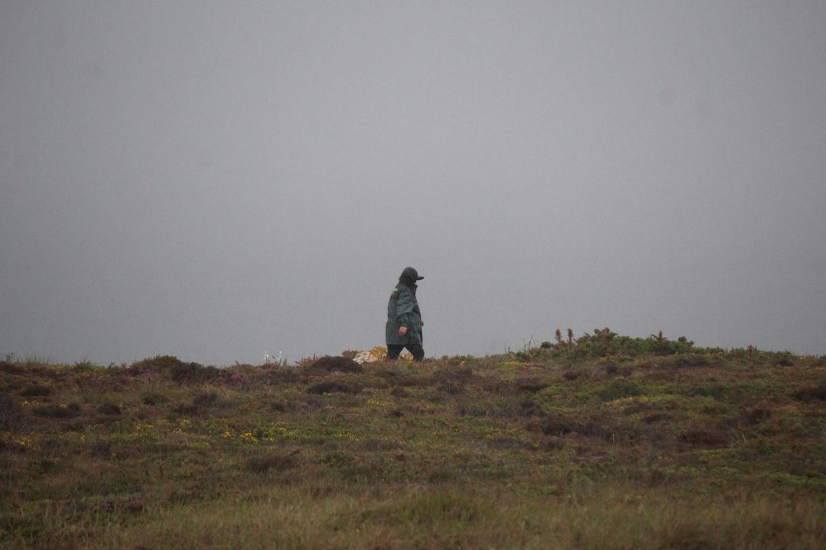 En imágenes: intenso operativo de búsqueda en la costa de El Franco para dar con un pescador francés