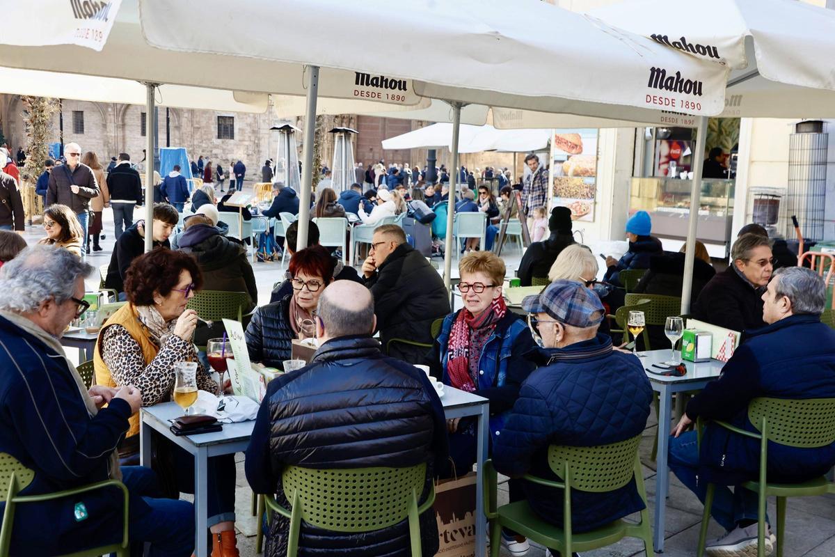Turistas en una terraza de la plaza de la Viregn de València.