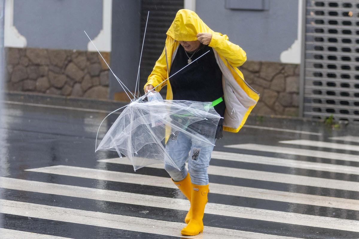 La borrasca Nils pone a prueba la fe en el paraguas (otra vez)
