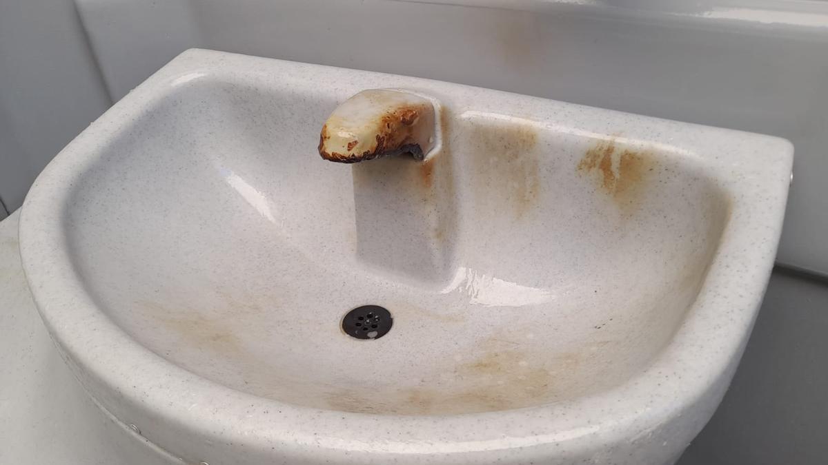 Lavabo de uno de los baños en el que los vándalos prendieron papeles