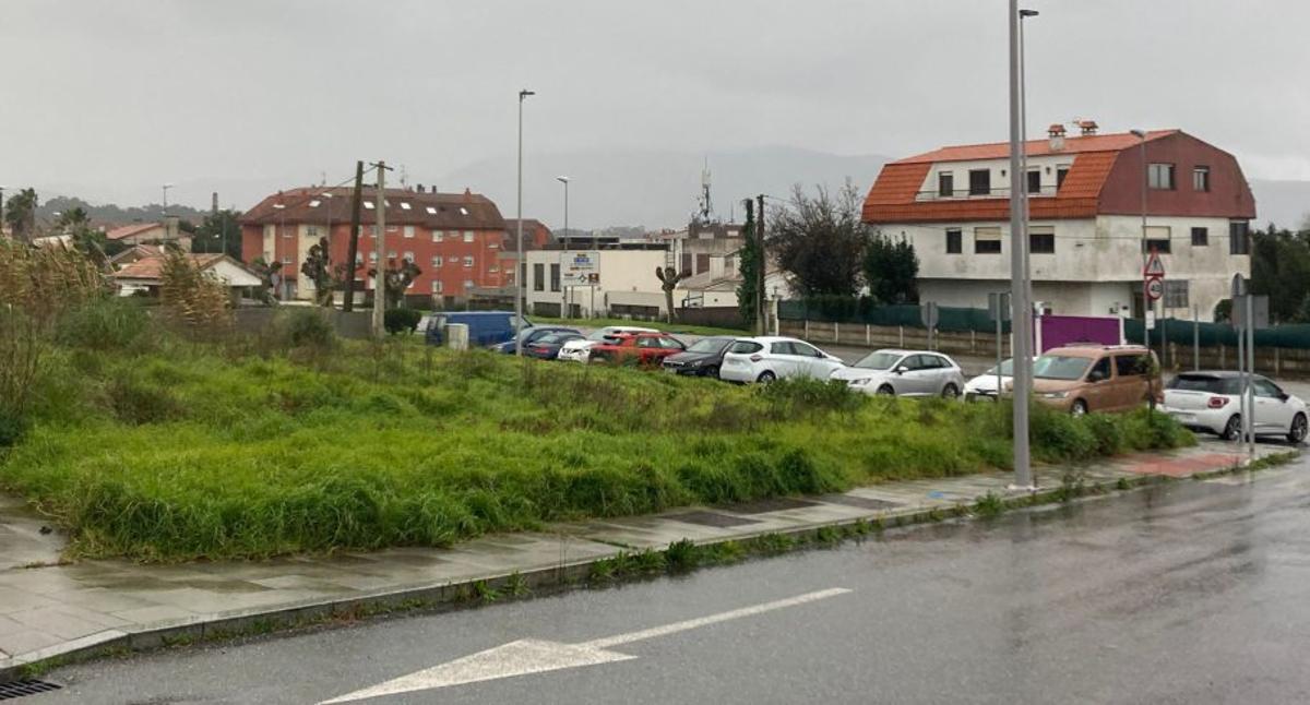 Arriba, la parcela en la que se prevén las viviendas públicas municipales. A la izquierda, la que el Ayuntamiento venderá para construirlas.