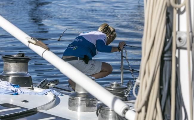 14/11/2016  deporte aventura sanidad  cinco mujeres que han superado el cancer cruzarán el atlántico patrocinadas por  pelayo que han realizado una escala en el muelle de marina de san miguel realizando un entrenamiento en la bahia