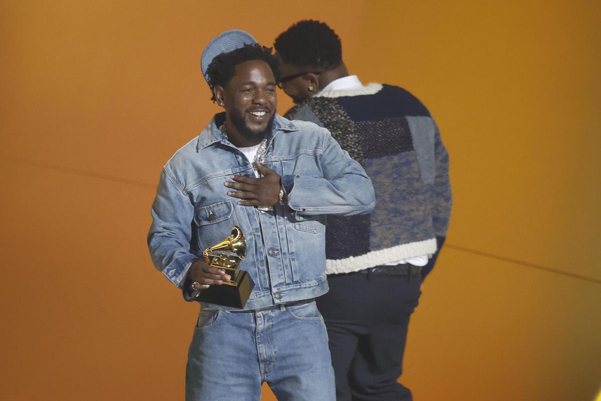Kendrick Lamar se lleva los Grammy a grabación del año y canción del año.