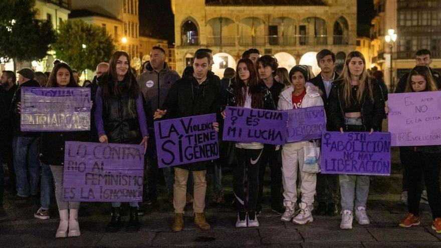 Adolescentes durante la concentración del 25N en Zamora.