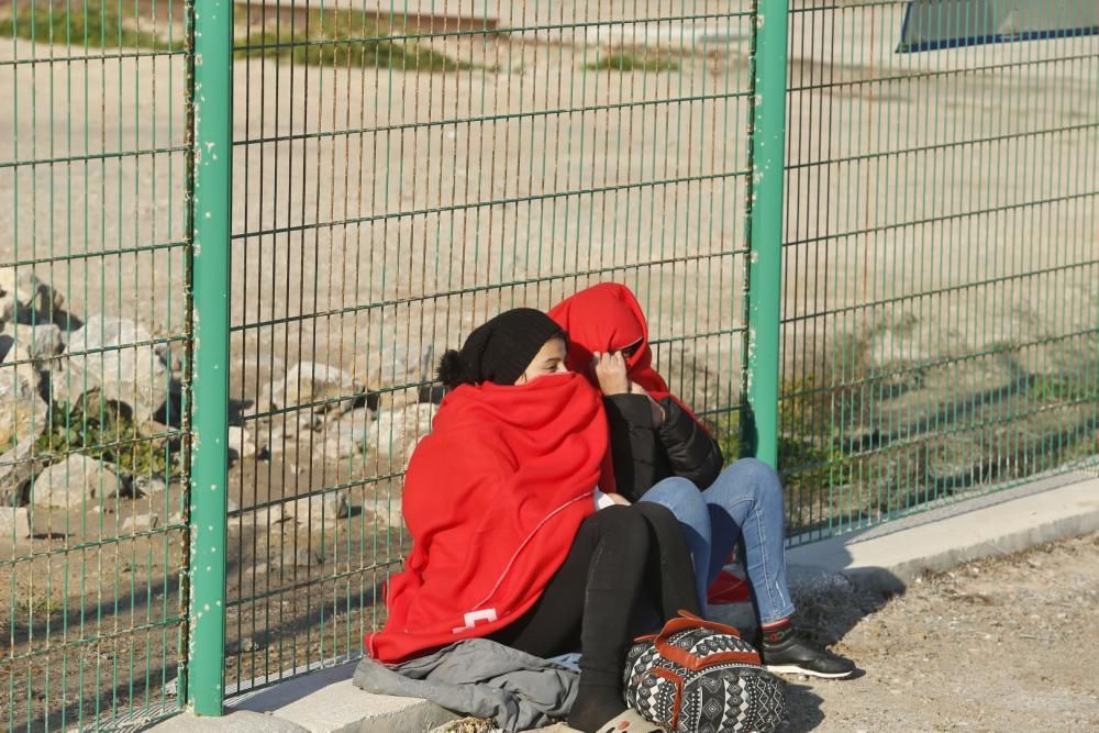 Guardia Civil, Cruz Roja y Salvamento Marítimo han puesto en marcha el protocolo para recepcionar a 24 personas rescatadas en el mar y que ocupaban una patera. 20 hombres y cuatro mujeres