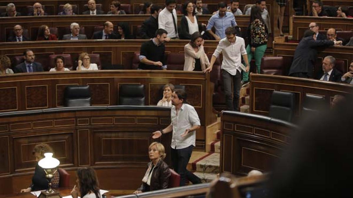 Podemos abandonan el Pleno del Congreso al negarse Ana Pastor a conceder a Pablo Iglesias un turno por alusiones.