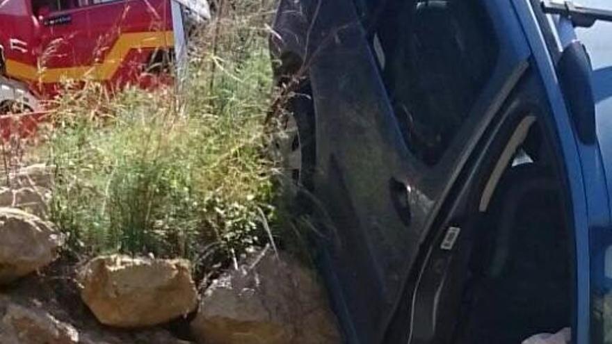 Cae con su coche por un terraplén al esquivar a un perro en la carretera de Llíber