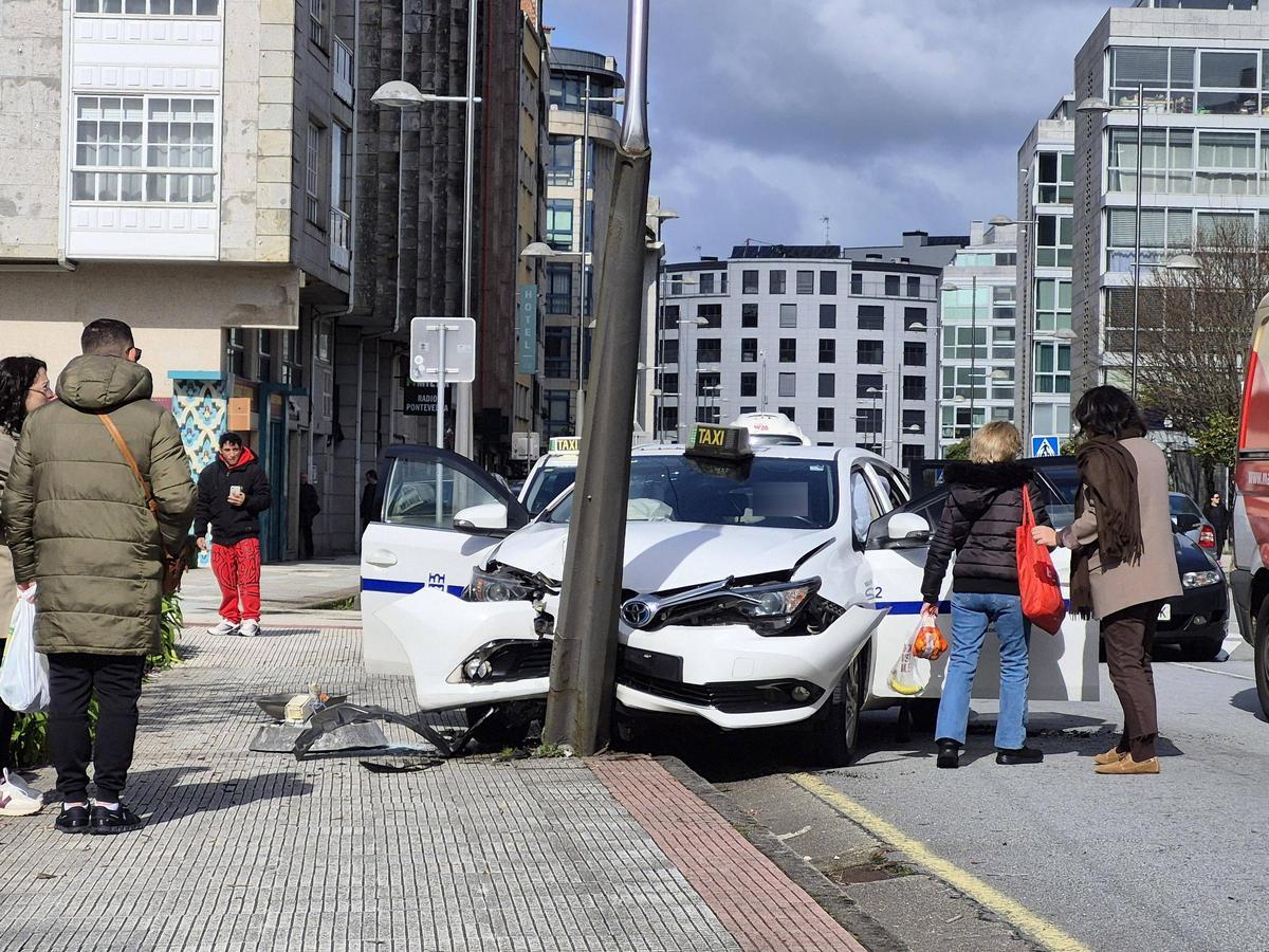 El vehículo siniestrado junto a la farola, en la calle Eduardo Pondal.