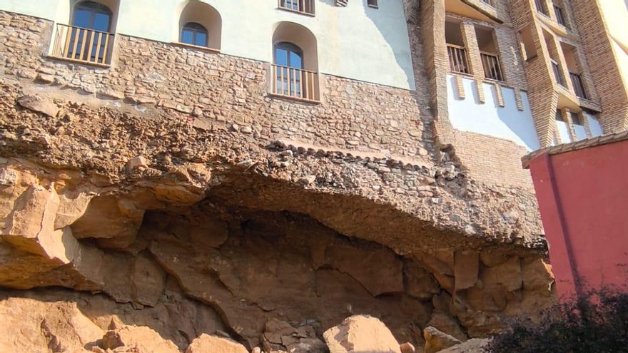 Un desprendimiento bajo las Casas Colgadas de Tarazona obliga a desalojar doce viviendas
