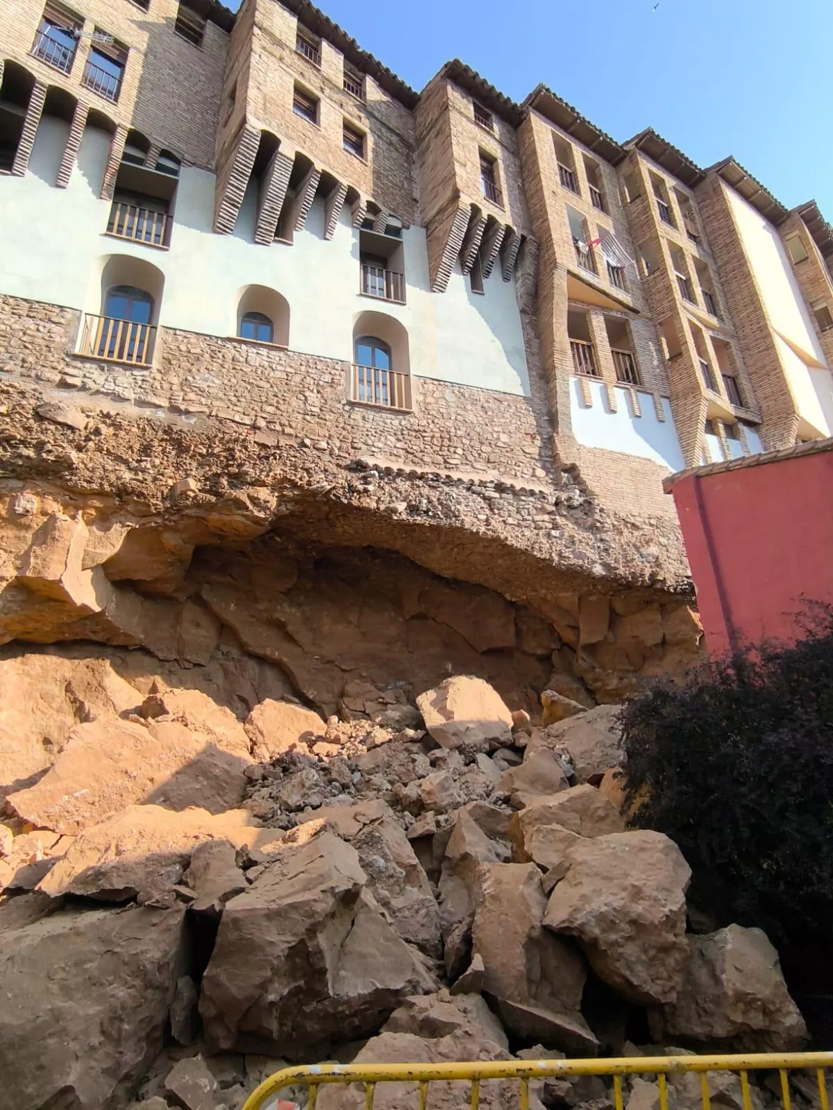 Un desprendimiento bajo las Casas Colgadas de Tarazona obliga a desalojar doce viviendas