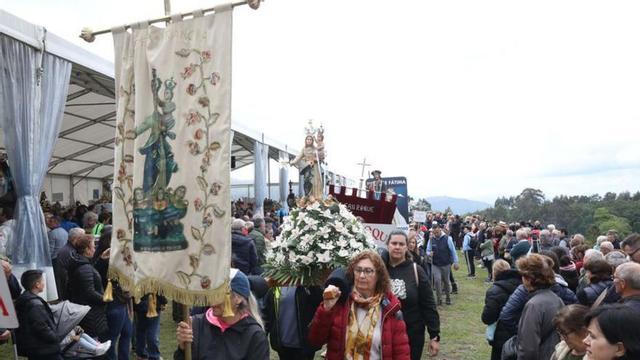 Las imágenes salen en procesión, ayer, en A Franqueira.   | // A. GUTIÉRREZ