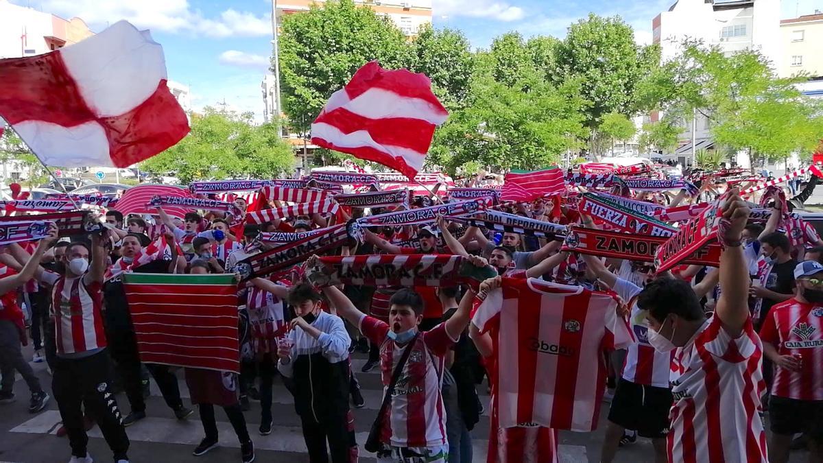 Afición del Zamora CF en Almendralejo antes del partido ante el Badajoz.