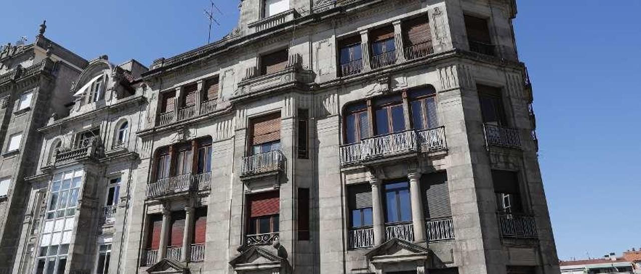 |  Uno de los proyectos que Seagull tiene en marcha en Vigo es la reforma del emblemático edificio diseñado por Jenaro de la Fuente Álvarez en la década de 1920 para la familia Fadrique. El inmueble se construyó en 1932 y, como detalla el arquitecto que se encargará de la rehabilitación, Rodrigo Portanet, está a caballo entre el academicismo y racionalismo.