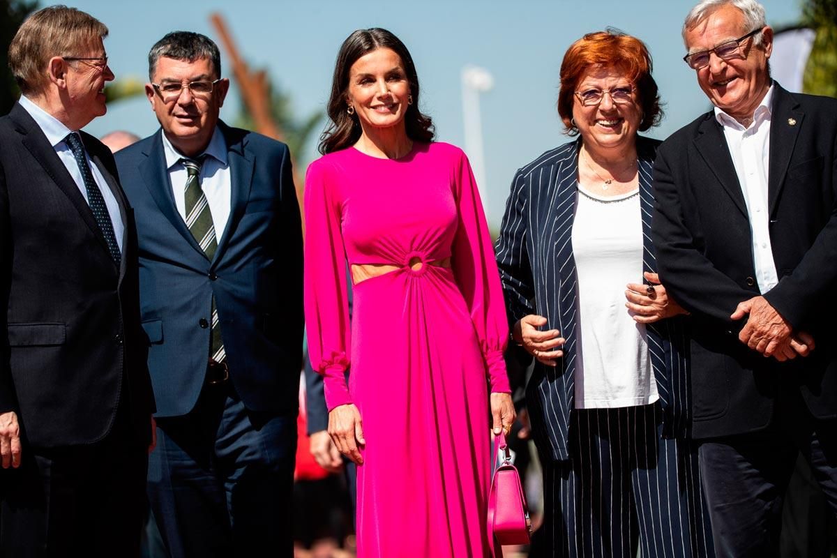 La reina Letizia apuesta por la tendencia 'cut out' con un vestido 'made in Spain' estilo 'Pretty Woman'