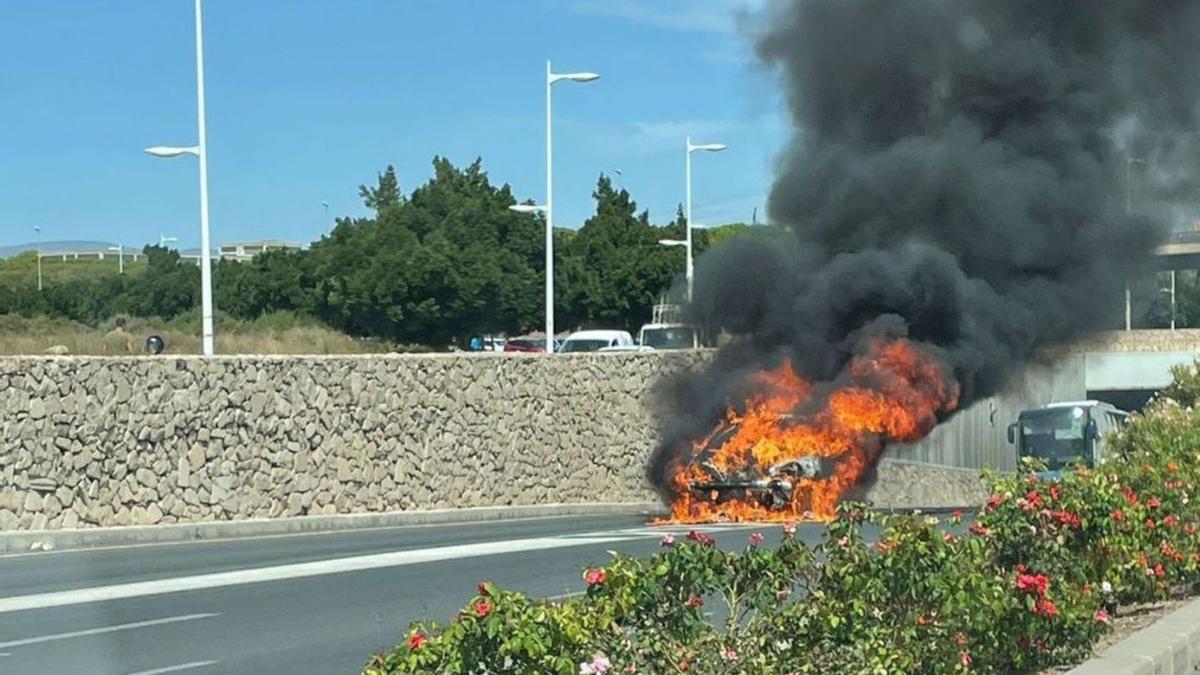 Incendio de un vehículo cuando circulaba por una carretera de la provincia de Alicante. 