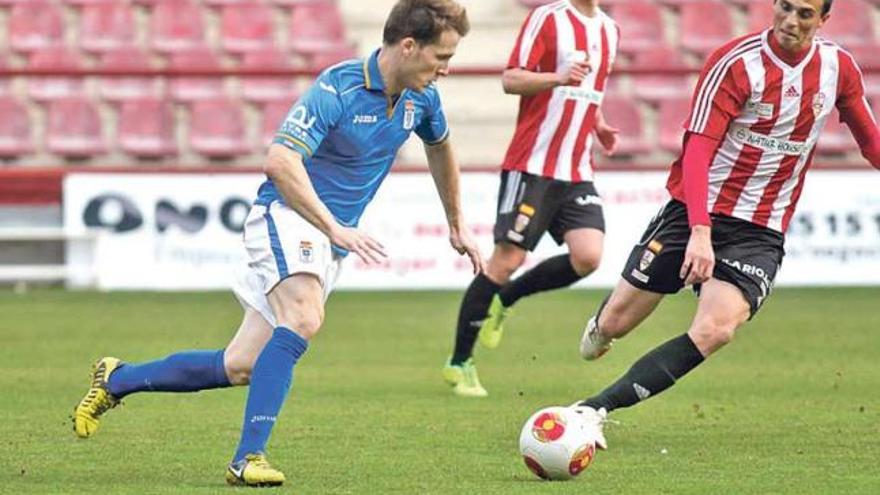 Susaeta controla el balón ante un jugador riojano.